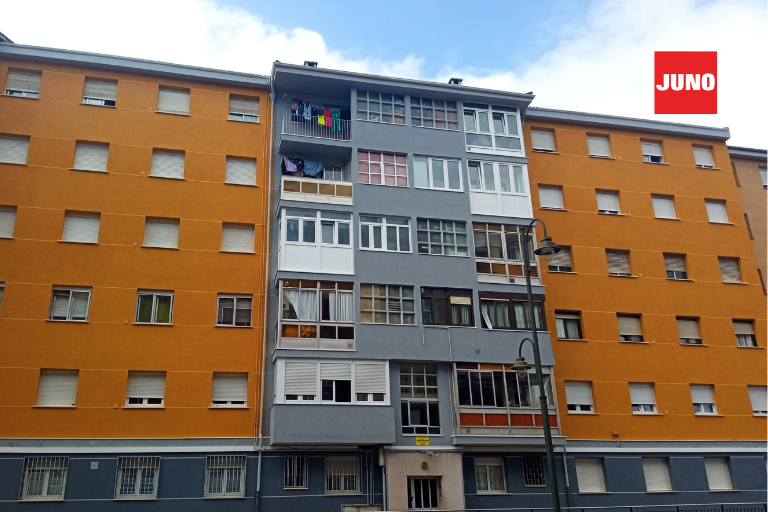 Fachada renovada en Avilés con sistema JUNOTherm®: aislamiento y acabado en una sola solución