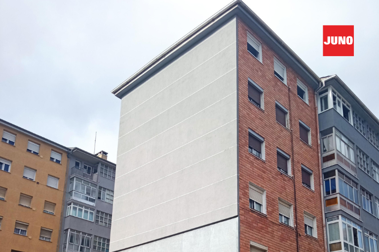 Fachada renovada en Avilés con sistema JUNOTherm®: aislamiento y acabado en una sola solución