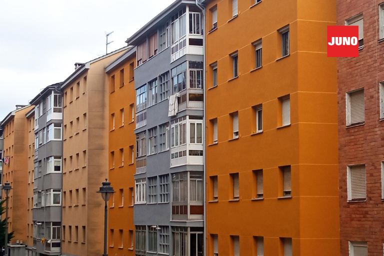 Fachada renovada en Avilés con sistema JUNOTherm®: aislamiento y acabado en una sola solución