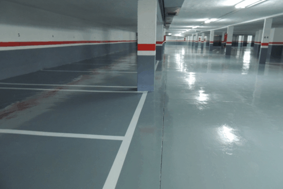 Pavimento continuo con resinas epoxi en garaje comunitario de Burgos
