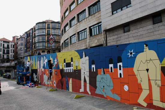 Ruth Juan y el mural "Supervivientes de la Violencia Machista" en el Muelle Marzana (Bilbao)
