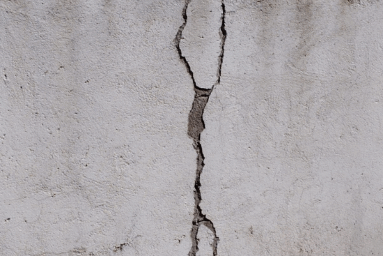 Una cubierta con césped artificial que ocultaba goteras y daños estructurales