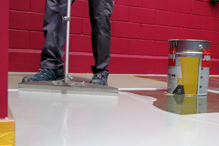 Principales patologías de un pavimento (y cómo tratarlas antes de pintar)