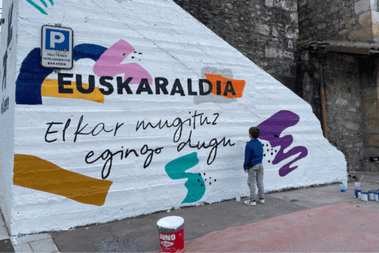 Un mural lleno de color y euskera en Gamiz-Fika (Bizkaia)