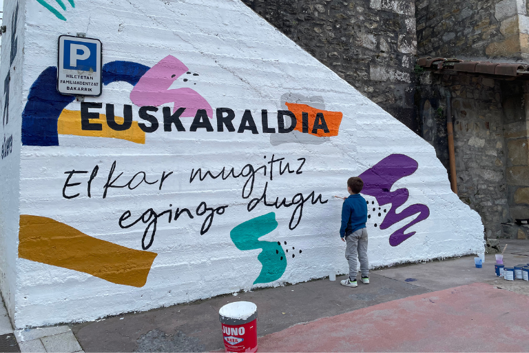 Un mural lleno de color y euskera en Gamiz-Fika (Bizkaia)