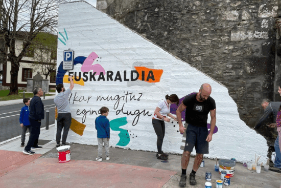 Un mural lleno de color y euskera en Gamiz-Fika (Bizkaia)
