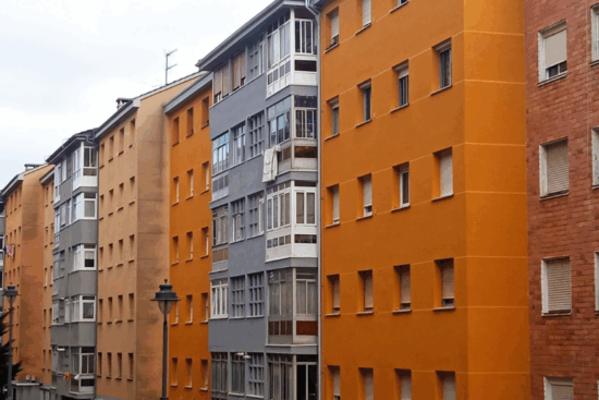 Fachada renovada en Avilés con sistema JUNOTherm®: aislamiento y acabado en una sola solución